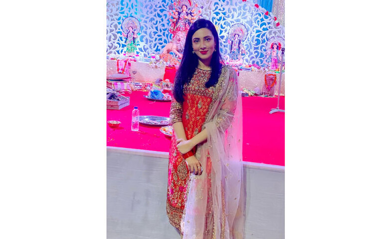 পূজা করতে এসেছেন মিম।