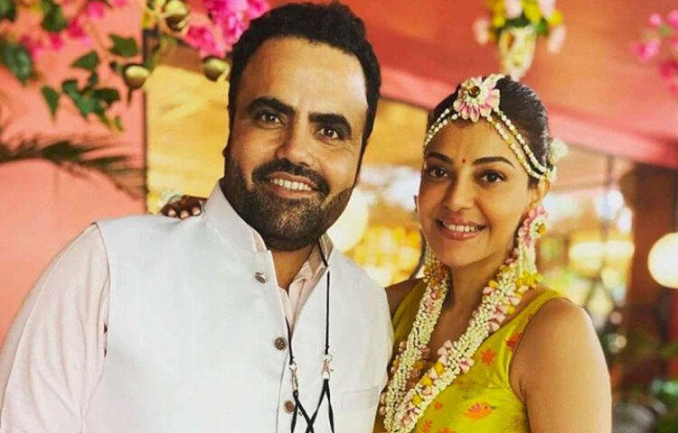 গায়েহলুদের অনুষ্ঠান শুরু হতেই চেকড সাদা কুর্তা ছেড়ে একেবারে ঘিয়ে রঙের পঞ্জাবি গায়ে চাপিয়েছিলেন গৌতম। মাঝেমধ্যে কাজলের সঙ্গে সেরে নিয়েছেন টুকটাক কথাবার্তাও। কাজলও বন্ধুদের সঙ্গে আড্ডায় মেতেছেন, ক্যামেরার সামনে পোজ দিয়েছেন।