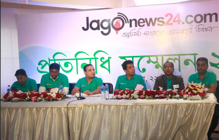অনুষ্ঠানের মঞ্চে প্রাণ-আরএফএল গ্রুপের বিপণন বিভাগের পরিচালক চৌধুরী কামরুজ্জামান কামাল, জাগো নিউজের ভারপ্রাপ্ত সম্পাদক জিয়াউল হক, প্রধান প্রতিবেদক মনিরুজ্জামান উজ্জ্বল, সহকারী সম্পাদক ড. হারুন রশীদ, বিশেষ সংবাদদাতা আরিফুর রহমান বাবু ও রফিকুল ইসলাম। ছবি: মাহবুব আলম