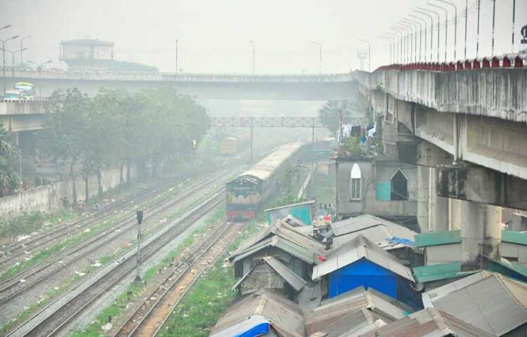 আজ সকালে রাজধানীতে কুয়াশা দেখা যায়। কমলাপুর থেকে এ ছবি তোলা হয়েছে। ছবি: বিপ্লব দিক্ষিৎ