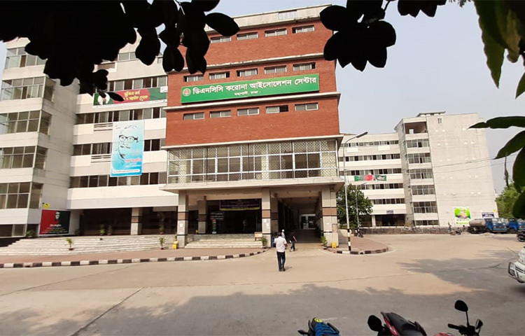 তিনি জাগো নিউজকে বলেন, ‘আশা করি এপ্রিলের মাঝামাঝি সময়ে ২৫০টি শয্যা এবং কিছু আইসিইউ শয্যা চালু করতে পারব। মাসের শেষ দিকে প্রায় পূর্ণাঙ্গভাবে হাসপাতালটি যাত্রা শুরু করবে। এখানে শুধু করোনা রোগীদের চিকিৎসা দেয়া হবে। এখানে কোনো অপারেশন করা হবে না। কারো অপারেশন দরকার হলে ঢাকা মেডিকেল কলেজ হাসপাতালে করানো হবে।’ ছবি: মুসা আহমেদ