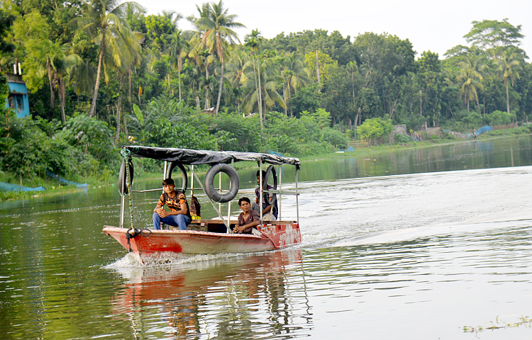 যৌবন ফিরে পেয়েছে বুড়ি ভৈরব নদ। নদটি এখন বিনোদন স্পট হয়ে উঠেছে। প্রতিদিন বিকেল হলেই দেখা যায় ইঞ্জিনচালিত নৌযান। ছবিটি যশোর সদর উপজেলার মোমিননগর নওদা পশ্চিমপাড়ার প্রাচীন জাহাজঘাট থেকে তোলা। ছবি: জাহিদ হাসান
