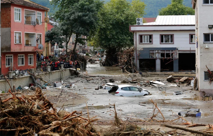 তুরস্কের উত্তরাঞ্চলে আকস্মিক বন্যায় অন্তত ১৭ জনের মৃত্যু হয়েছে। আজ কৃষ্ণ সাগরের উপকূলীয় কয়েকটি শহর বন্যার পানিতে তলিয়ে গেছে। এতে বিধ্বস্ত হয়েছে বহু ঘরবাড়ি-দোকানপাটসহ নানা স্থাপনা। ছবি: সংগৃহীত