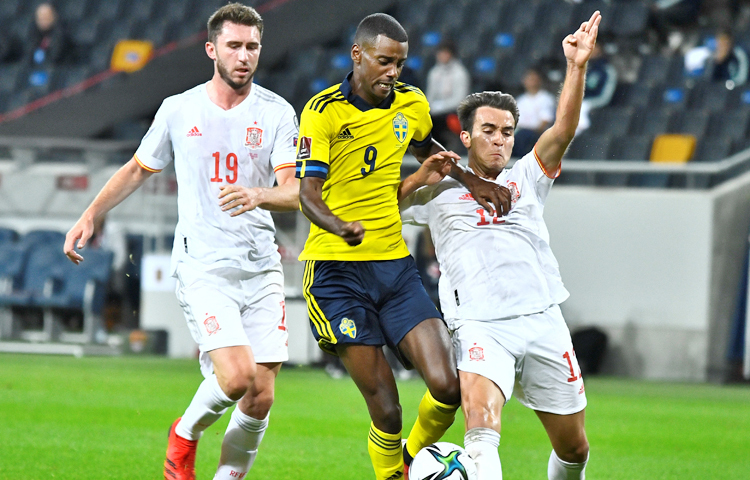 বিশ্বকাপ বাছাইপর্বে পরাজয় বলতেও যে কিছু রয়েছে, তা যেন ভুলেই গিয়েছিল স্পেন। তাদের সেই ভুলে যাওয়া স্মৃতি ফিরিয়ে আনলো সুইডেন। দীর্ঘ ২৮ বছর পর বিশ্বকাপ বাছাইয়ে হারলো স্পেন। ছবি: সংগৃহীত