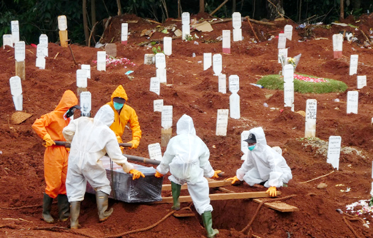 বিশ্বে করোনায় এখন পর্যন্ত মৃত্যু হয়েছে ৪৭ লাখ ২১ হাজার ৬৩২ জনের। আর মোট আক্রান্ত হয়েছে ২৩ কোটি দুই লাখ ৭৮ হাজার ৫১৯ জন। এর মধ্যে সেরে উঠেছেন ২০ কোটি ৬৯ লাখ ৯৫ হাজার একজন। ছবি: সংগৃহীত