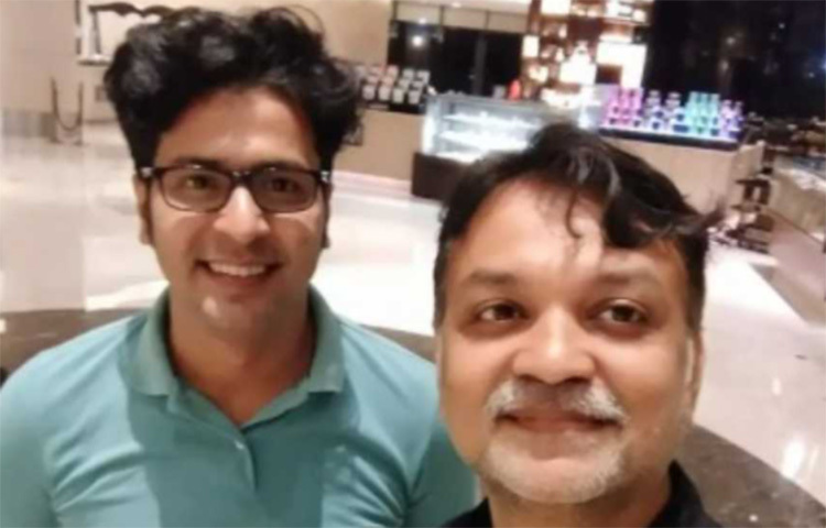 মিথিলাও বলেন, সৃজিতের জীবনে না কি বড় জায়গা জুড়ে আছেন অনির্বাণ। পূজার সেই দুজনেরই জমাটি আড্ডা। ছবি: সংগৃহীত