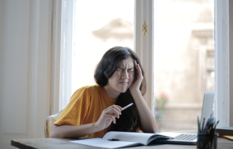 কিছু উপসর্গ দেখলেই সতর্ক থাকতে হবে। সাধারণত এই অসুখে প্রস্রাবে জ্বালা, বার বার মূত্রের বেগ আসা অথচ পরিমাণে ততটা মূত্র না হওয়া, কোমরে ও পেটে ব্যথা এসব থাকেই। সঙ্গে কারো কারো ক্ষেত্রে এই ইনফেকশনের কারণে তীব্র জ্বর আসতে পারে, সঙ্গে মাথা ঘোরাও থাকে। অনেকের বেলায় আবার প্রস্রাবের সময় রক্তপাতও হতে পারে। ছবি: সংগৃহীত