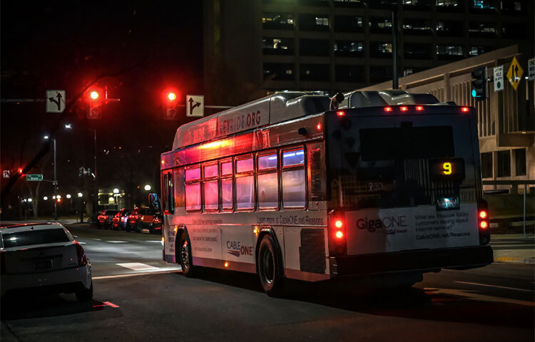 যানবাহনে দীর্ঘক্ষণ থাকার ক্ষেত্রে যতটা সম্ভব নড়াচড়ার মধ্যে থাকা জরুরি। এক জায়গায় দীর্ঘক্ষণ বসে থাকা মল অপসারণের পথে অন্তরায়। তাই সম্ভব হলেই হাঁটাহাঁটি বা শরীর টানটান করার চেষ্টা করুন। ছবি: সংগৃহীত