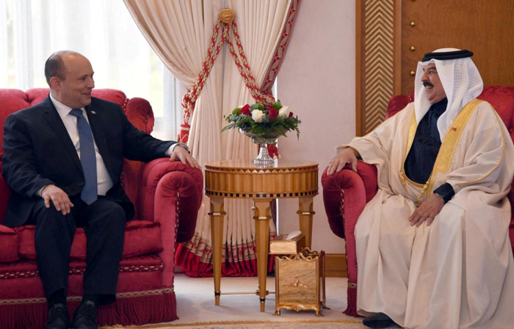 তেলসমৃদ্ধ উপসাগরীয় দেশ বাহরাইনের রাজা হামাদ বিন ঈসা আল খলিফার সঙ্গে সাক্ষাৎ করেছেন ইসরায়েলের প্রধানমন্ত্রী নাফতালি বেনেট। ২০২০ সালে দু’দেশের মধ্যে সম্পর্ক প্রতিষ্ঠার ১৮ মাস পর ঐতিহাসিক এ সফরে যান তিনি। ছবি: সংগৃহীত