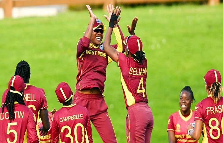 অবিশ্বাস্যভাবে জয় ছিনিয়ে নিলো ওয়েস্ট ইন্ডিজ। এক ওভারে ২ উইকেট হারিয়ে ৭ রানে হেরে গেলো ইংল্যান্ড। নারী বিশ্বকাপের ইতিহাসে এবারই প্রথমবার ইংলিশদের হারাতে পারলো ক্যারিবীয়রা। ছবি: সংগৃহীত