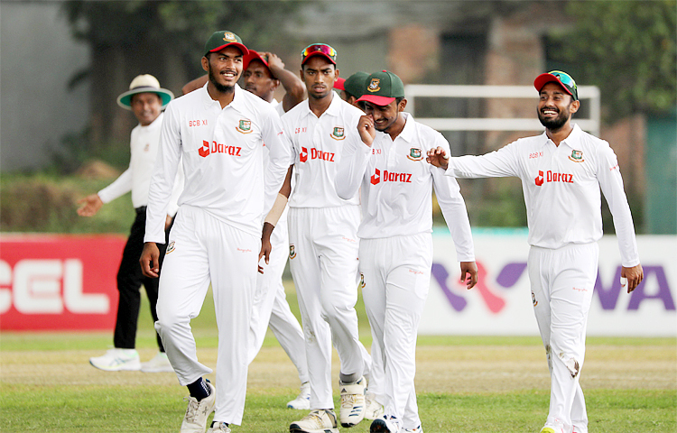 বিকেএসপির তিন নম্বর মাঠে প্রথম দিন খেলা হয়েছিল ৮.৩ ওভার। আজ দ্বিতীয় দিন দফায় দফায় বৃষ্টির মধ্যে মাঠে গড়াতে পেরেছে মাত্র ৯.৫ ওভার। ছবি: সংগৃহীত