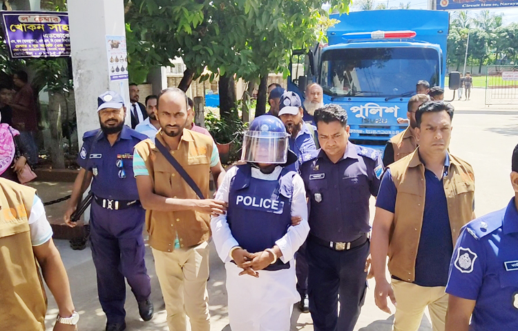 নারায়ণগঞ্জের আলোচিত সাত খুন মামলার মৃত্যুদণ্ডপ্রাপ্ত প্রধান আসামি নূর হোসেনকে অস্ত্র মামলায় যাবজ্জীবন কারাদণ্ড দিয়েছেন আদালত। আজ দুপুর সোয়া ১২টায় নারায়ণগঞ্জের অতিরিক্ত জেলা ও দায়রা জজ (দ্বিতীয়) সাবিনা ইয়াসমিনের আদালত এ রায় ঘোষণা করেন। ছবি: মোবাশ্বির শ্রাবণ