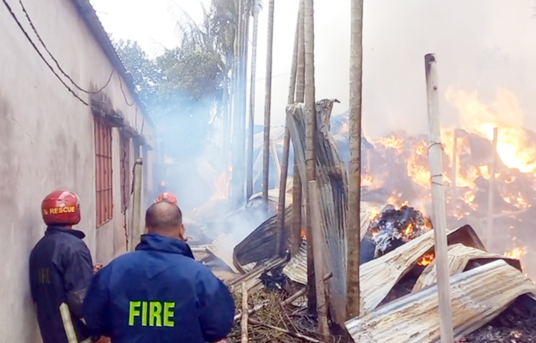 গাজীপুর মহানগরীর কোনাবাড়ি দেউলিয়াবাড়ি এলাকায় একটি ঝুটের গোডাউনে আগুন লাগে। আজ সকাল সাড়ে সাতটার দিকে এ আগুনের সূত্রপাত হয়। আগুন নিয়ন্ত্রণে কাজ করে ফায়ার সার্ভিসের তিনটি ইউনিট। আড়াই ঘণ্টা চেষ্টার পর আগুন নিয়ন্ত্রণে আসে। ছবি: আমিনুল ইসলাম