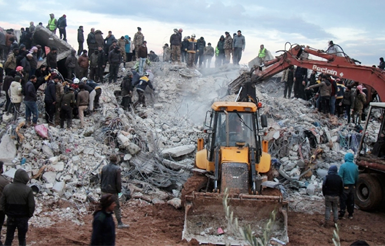 ভূমিকম্পের তিনদিন পর প্রথম ত্রাণ সহায়তা পৌঁছলো সিরিয়ার উত্তর-পশ্চিম অঞ্চলে। আজ বাব আল-হাওয়া সীমান্ত ক্রসিং পেরিয়ে বিদ্রোহী নিয়ন্ত্রিত অঞ্চলটিতে জাতিসংঘের ত্রাণবাহী একটি গাড়িবহর পৌঁছেছে বলে জানিয়েছেন কর্মকর্তারা। ছবি: সংগৃহীত