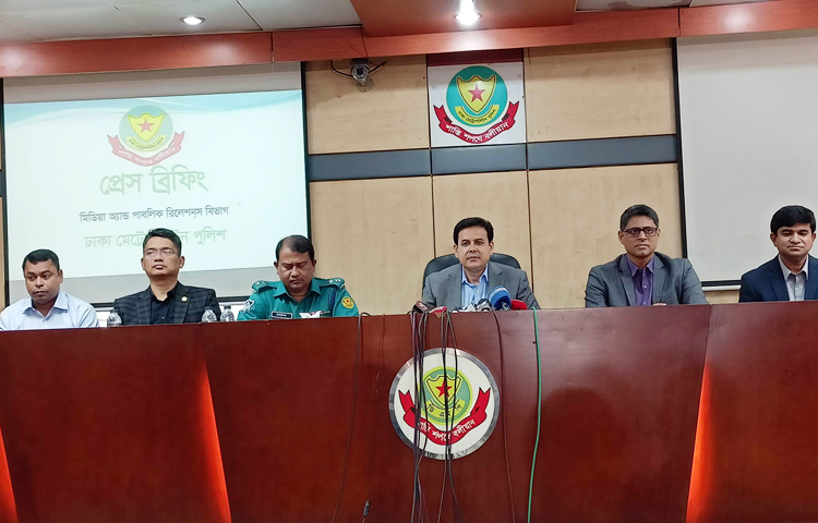 জঙ্গি সংগঠনগুলো সাংগঠনিক কর্মকাণ্ড পরিচালনার জন্য উপযুক্ত সময় হিসেবে জাতীয় নির্বাচনকে বেছে নেয় বলে জানিয়েছেন কাউন্টার টেরোরিজম অ্যান্ড ট্রান্সন্যাশনাল ক্রাইম (সিটিটিসি) ইউনিটের প্রধান অতিরিক্ত পুলিশ কমিশনার মো. আসাদুজ্জামান। আজ দুপুরে ডিএমপির মিডিয়া সেন্টারে আয়োজিত সংবাদ সম্মেলনে এ কথা বলেন তিনি। ছবি: জাগো নিউজ