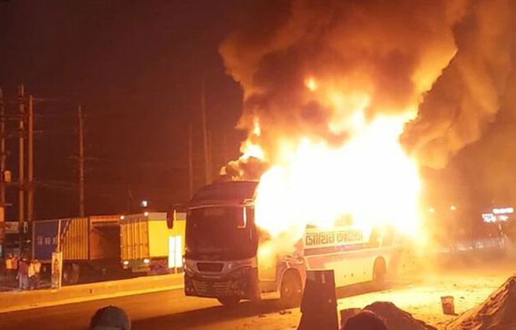 গাজীপুরের শ্রীপুরে ঢাকা-ময়মনসিংহ মহাসড়কের মাওনা চৌরাস্তার পল্লী বিদ্যুৎ মোড় এলাকায় একটি শিক্ষা সফরের বাসে অগ্নিকাণ্ডের ঘটনা ঘটেছে। এসময় বাসে থাকা শিক্ষক, শিক্ষার্থী ও অভিভাবকরা বাস লাফিয়ে পড়ে আত্মরক্ষা করেন। আগুনে বাসের ভেতরের অংশ সম্পূর্ণ পুড়ে যায়। বাস থেকে লাফিয়ে পড়ার সময় অন্তত ১০ জন আহত হন। ফায়ার সার্ভিসের দুটি ইউনিট প্রায় আধাঘণ্টার চেষ্টায় আগুন নিয়ন্ত্রণে আনে।