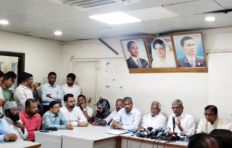 মহান স্বাধীনতা দিবস উপলক্ষে ১০ দিনের কর্মসূচি ঘোষণা করেছে বাংলাদেশ জাতীয়তাবাদী দল বিএনপি। আজ দুপুরে রাজধানীর নয়া পল্টনে যৌথসভা শেষে সংবাদ সম্মেলনে এ কর্মসূচি ঘোষণা করেন দলটির মহাসচিব মির্জা ফখরুল ইসলাম আলমগীর। ছবি: জাগো নিউজ