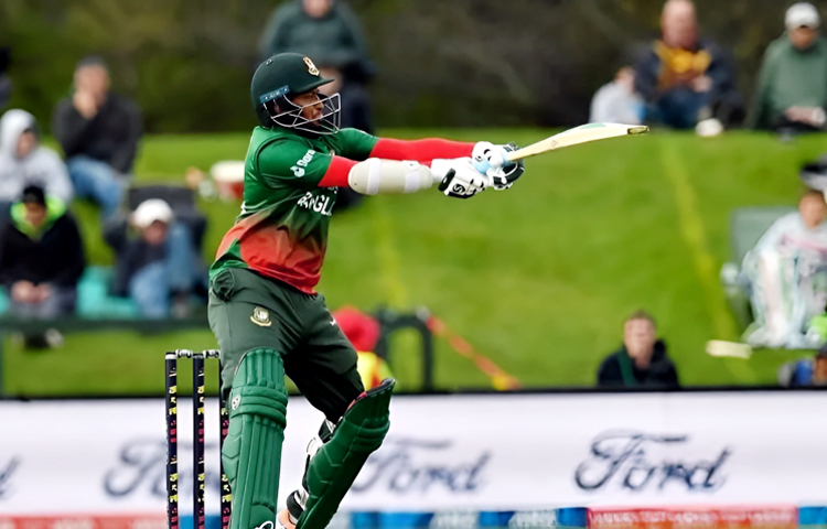 ২০৯ রানের কঠিন লক্ষ্য। তবুও লড়াই চালিয়ে গেছে বাংলাদেশ। অধিনায়কের লড়াইয়ের পরও নিউজিল্যান্ডের কাছে ৪৮ রানের বড় ব্যবধানে হারলো বাংলাদেশ। তাতে ত্রিদেশীয় সিরিজে ফাইনালে খেলার স্বপ্ন শেষ হয়ে গেলো টাইগারদের। ছবি: সংগৃহীত