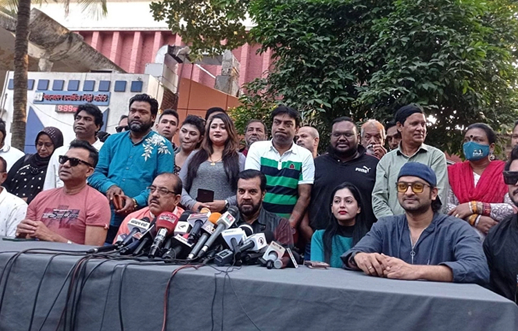 দীর্ঘদিন ধরে বাংলাদেশ চলচ্চিত্র শিল্পী সমিতির নির্বাচনে সাধারণ সম্পাদক পদ নিয়ে জটিলতা ছিল। আজ নিপুণ সাধারণ সম্পাদক পদ ফিরে পাওয়ায় এফডিসিতে শিল্পীদের উল্লাস করতে দেখা যায়। ছবি: জাগো নিউজ