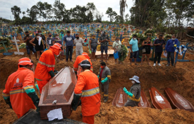 ব্রাজিল: তালিকায় ষষ্ঠ স্থানে উঠে এসেছে ব্রাজিল। সে দেশেও ক্রমেই বাড়ছে করোনা আক্রান্তের সংখ্যা। বর্তমানে মোট আক্রান্তের সংখ্যা ব্রাজিলে ১৯০,১৩৭ জন। পাশাপাশি মৃত্যু হয়েছে ১৩,২৪০ জনের।