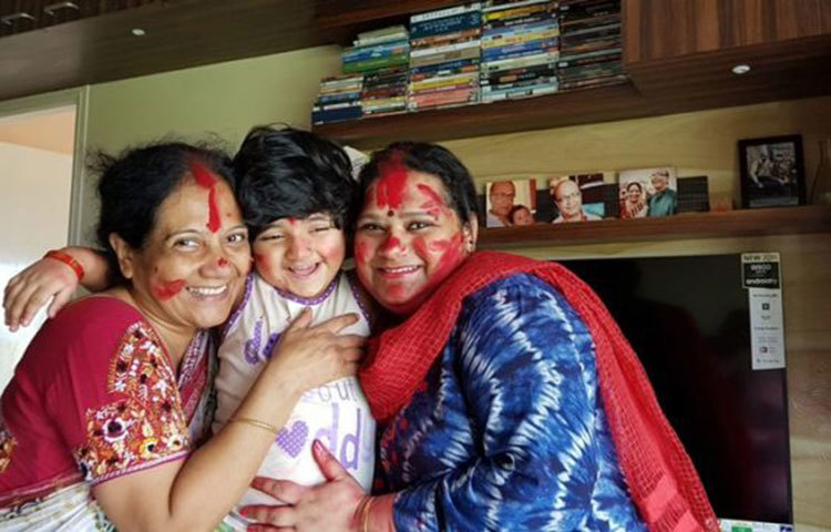 সম্প্রতি একটি সংবাদমাধ্যমে আবির বলেন, কোনো প্রযোজক বা পরিচালক যা পারেননি ময়ূরাক্ষী আবিরকে দিয়ে তা করিয়ে নিতে সক্ষম। সে যে কোনও গান চালিয়ে বলে নাচতে বলে অভিনেতাকে।