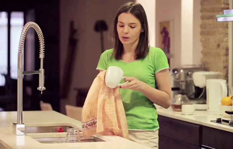 রান্নাঘরের তোয়ালে: রান্নাঘরের তোয়লে রান্নাঘরের মধ্যে সর্বাধিক ব্যবহৃত জিনিস। তবে আপনি কি জানেন যে এই তোয়ালে নীরবে আপনার স্বাস্থ্যের উপর প্রভাব ফেলতে পারে? এগুলো ধোয়ার সবচেয়ে ভালো উপায় হলো জীবাণুনাশক ব্যবহার করে গরম পানিতে ধুয়ে ফেলা। সম্ভব হলে এগুলো সূর্যের আলোতে শুকিয়ে নেবেন।