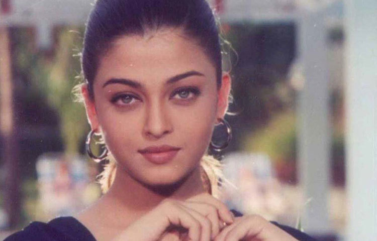 তখনো ঐশ্বরিয়া ‘মিস ইন্ডিয়া’ হননি। ব্যস্ত ছিলেন লেখাপড়া আর মডেলিং নিয়ে। ফলে ‘রাজা হিন্দুস্তানি’-তে তার অভিনয় করা হয়ে ওঠেনি।