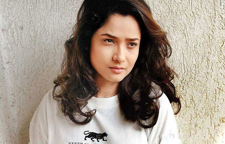 ইন্ডাস্ট্রিতে কান পাতলে এ-ও শোনা যায়, সুশান্তের ইগোর জন্যই অঙ্কিতা সরে যান। তার ইনস্টাগ্রাম পোস্ট দেখেই বোঝা যেত, এই বিচ্ছেদ কতটা কষ্ট দিচ্ছে অঙ্কিতাকে। সেই তুলনায় সুশান্ত অনেক নিরুত্তাপ ছিলেন।