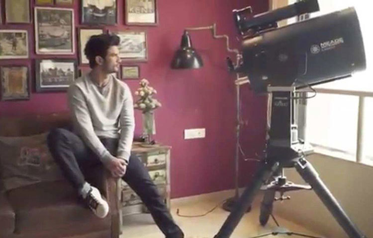 বাড়িতে থাকলে সুশান্তের বেশিরভাগ সময় কাটত লিভিং রুমে। তিনি বলতেন এটা তার সময় সফরের ঠিকানা। খোলা জানালার পাশে রাখা থাকত অত্যাধুনিক টেলিস্কোপ।