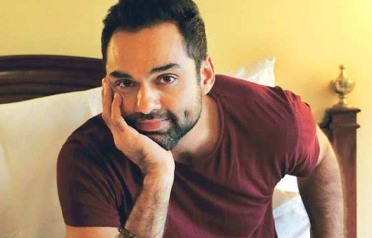 শুরুর দিকে তার অভিনয় নিয়ে চর্চা হত বলিউডি দুনিয়ায়। কিন্তু তারপর একাধিক ছবিতে বিভিন্ন ভূমিকায় দেখা গেলেও, তাকে নিয়ে সেই মাতামাতি আর নেই। সময়ের সঙ্গে অভয়ের গ্লামার যেন কিছুটা মিইয়ে গিয়েছে। ক্যারিয়ার নিয়ে নিজের হতাশার কথাও একাধিকবার বলতে শোনা গিয়েছে তাকে।