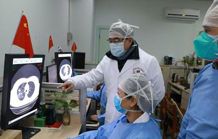 চলতি বছরের জানুয়ারিতে করোনাভাইরাসের জিন বিশ্লেষণের কাজ শুরু হয়। এরপর মানবদেহে কোভিড প্রতিষেধকের প্রথম ট্রায়াল হয় গত মার্চে। এরপর থেকে বার বার পরীক্ষা নিরীক্ষা চলেছে। তবে সাফল্য এখনও অধরা।