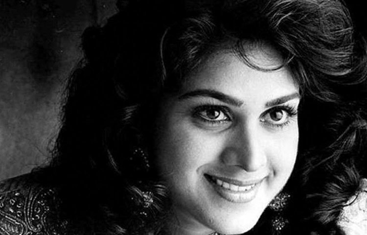 জ্যাকি শ্রফ এবং মীনাক্ষী শেষাদ্রির জুটিতে ‘হিরো’ সুপারহিট হয়। রাতারাতি তারকা হয়ে যান জ্যাকি ও মীনাক্ষী দু’জনেই।