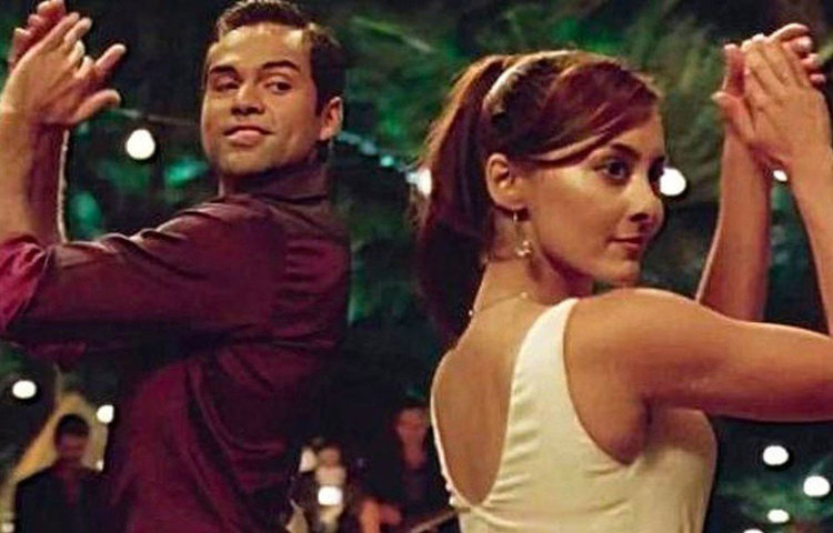 ‘ইহাঁ’ ছিল সুজিতের প্রথম ছবি। এই ছবিতে মিনিষার বিপরীতে নায়ক ছিলেন জিমি শেরগিল। তারকাদের তুলনায় নবাগত বা স্বল্প পরিচিত মুখদের নিয়েই ছবি করতে চেয়েছিলেন সুজিত। ছবির গান জনপ্রিয় হয়। নায়িকা হিসেবে নজর কাড়েন মিনিষাও।