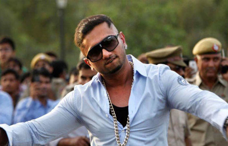 হানি সিং: বলিউডের বিখ্যাত র‌্যাপার হানি সিংহ। তিনি নাকি বহুবার রিহ্যাবে গিয়েছিলেন মাদকাসক্তি থেকে রেহাই পেতে। গাঁজা, কোকেন, হেরোইন সবরকম মাদক সেবনেরই নাকি অভ্যাস আছে হানির।