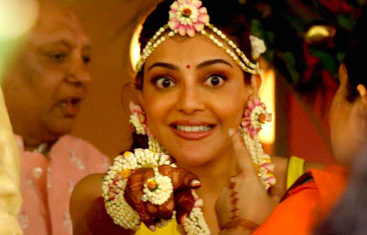 গায়েহলুদের সাজাগোজার মাঝে চলে ছবি তোলা। তার ফাঁকেও অতিথিদের সামলেছেন কাজল। হিন্দি এবং তামিল ছবির নায়িকাকে বেশ রিল্যাক্সড লাগছিল সব ক্যামেরার লেন্সেই।