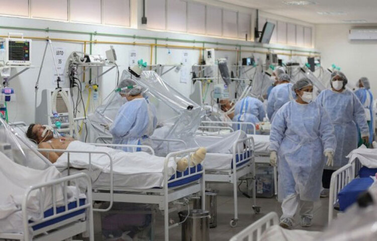 পরিস্থিতি সঙ্কটজনক থেকে অতি সঙ্কটজনক হয়ে উঠছে আমেরিকায়। বড় বড় শহরের সীমানা ছাড়িয়ে করোনা থাবা বসাচ্ছে প্রত্যন্ত অঞ্চল এবং গ্রামীণ এলাকাগুলোতেও। ফলে হাসপাতালগুলোতে আর তিল ধারণের জায়গা নেই। হন্যে হয়ে এক হাসপাতাল থেকে অন্য হাসপাতালগুলোতে ঘুরে বেড়াতে হচ্ছে কোভিড রোগীদের।