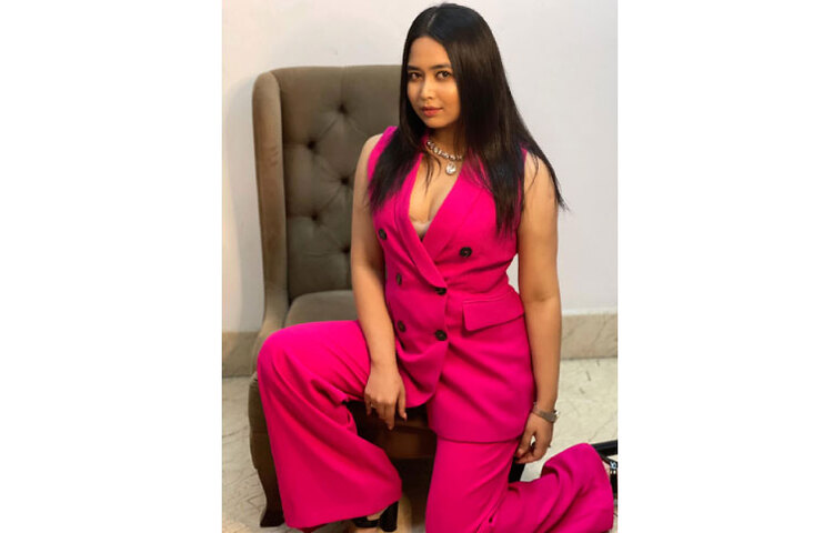 ক্যামেরার মুখোমুখি ভাবনা। ছবি: ফেসবুক