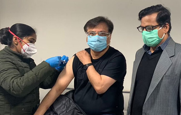 ভারত ছাড়াও সব মিলিয়ে ১২০টি দেশকে তারা কোজাক এবং ডিসপোভ্যান সিরিঞ্জ সরবরাহ করছে এই মুহূর্তে। এই সিরিঞ্জ দিয়েই টিকা প্রদান চলছে ওই সব দেশে। ৯৭ বছর বয়সে মৃত্যু হয় নারিন্দ্রের। মৃত্যুর আগে পর্যন্ত তিনিই ছিলেন সংস্থার চেয়ারম্যান। মৃত্যুর পর সংস্থার দায়িত্ব হাতে তুলে নেন তারই ছেলে রাজীব। ছবি: সংগৃহীত