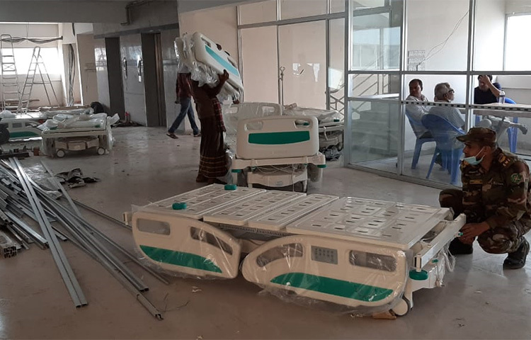 এতদিন এক লাখ ৮০ হাজার ৫৬০ বর্গফুট আয়তনের ফাঁকা এই মার্কেটটি করোনা আইসোলেশন সেন্টার এবং বিদেশগামীদের করোনা পরীক্ষার ল্যাব হিসেবে ব্যবহৃত হতো। এখন করোনা হাসপাতাল হিসেবে চালু হলে সেসব সেবার ব্যবস্থা কিভাবে করা হবে, এমন প্রশ্নের জবাবে নাসির উদ্দিন বলেন, ‘সেগুলো বন্ধ হবে না। বিদেশগামীদের জন্য একপাশে পৃথক জায়গা রাখা হবে।’ ছবি: মুসা আহমেদ