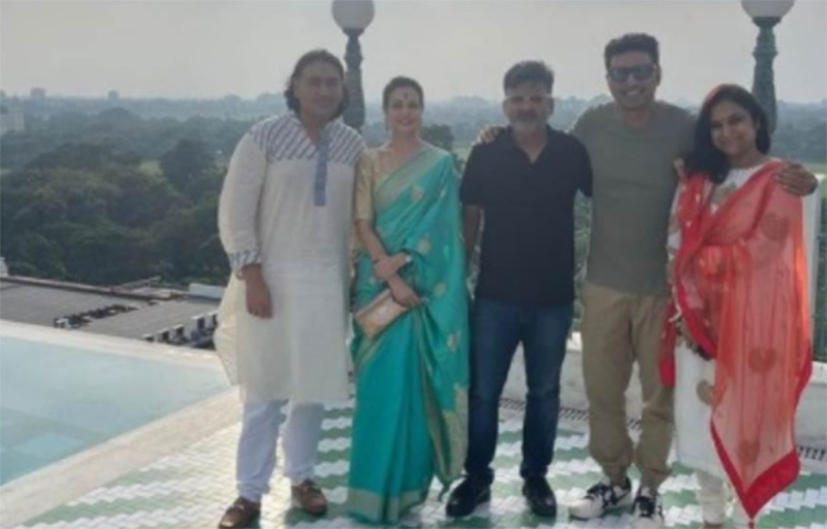 প্রযোজকের পূজার সাজ। নিসপাল সিংহ রানে আর কোয়েলের সঙ্গে আড্ডা জমল দেব, মহেন্দ্র সোনির। ছবি: সংগৃহীত