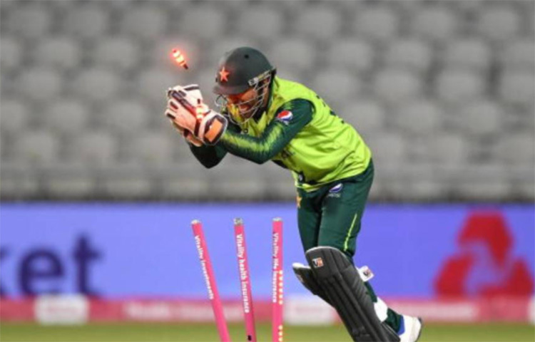 সরফরাজ আহমেদ: উইকেট রক্ষক ও ডান হাতি ব্যাটস ম্যান। তার অধিনায়কত্বেই ২০১৭ সালে ভারতকে হারিয়ে চ্যাম্পিয়ন্স ট্রফি জিতেছিল পাকিস্তান। ৩৪ বছরের সরফরাজের অভিজ্ঞতা ভারতের বিরুদ্ধে পাকিস্তানের বড় অস্ত্র হতে পারে। ছবি: সংগৃহীত