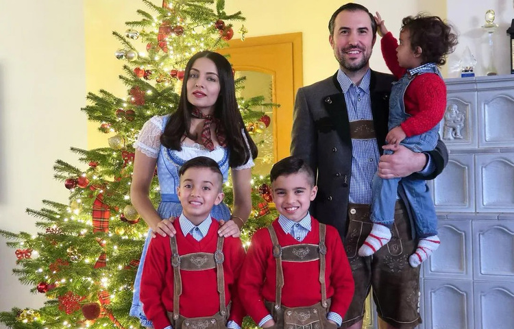 সেলিনা জেটলি ও পিটার হাগের দুই যমজ সন্তান উইনস্টন ও ভিরাজ। পরে ফের তাদের যমজ সন্তান হয় আর্থার ও শামশের। তবে শামশের হার্টের অসুখে মারা যায়। ছবি: সংগৃহীত