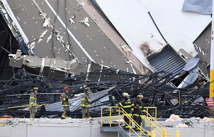 প্রলয়ঙ্কারী ঘূর্ণিঝড়ে যুক্তরাষ্ট্রের ইলিনিয়েস অঙ্গরাজ্যে অ্যামাজনের একটি গুদামের ছাদ ধসে ছয়জন কর্মী নিহত হওয়ার পর সমালোচনার মুখে পড়েছে প্রতিষ্ঠানটি। প্রশ্ন উঠেছে অ্যামাজনের কর্মীদের স্বাস্থ্যগত নিরাপত্তার বিষয়টি নিয়েও। ছবি: সংগৃহীত