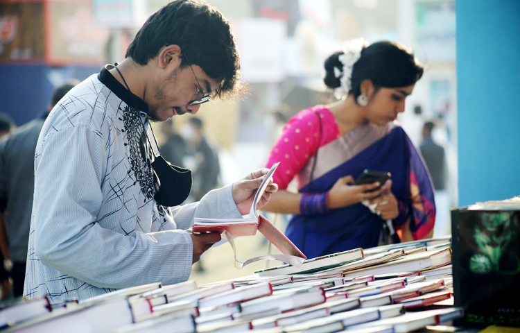 ১৫ ফেব্রুয়ারি শুরু হয়েছে অমর একুশে বইমেলা। আজ বইমেলার দ্বিতীয় দিন। প্রতিদিন দুপুর ২টা থেকে শুরু হয়ে চলবে রাত ৯টা পর্যন্ত। মেলা জমে উঠতে হয়তো আরও অপেক্ষা করতে হবে। ছবি: মাহবুব আলম