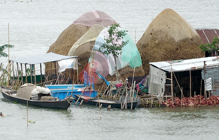 দেশের বন্যাকবলিত এলাকায় নানা কারণে ৪২ জনের মৃত্যু হয়েছে। এরমধ্যে সিলেট বিভাগে ২১ জন ও ময়মনসিংহ বিভাগে ১৮ জনের মৃত্যু হয়েছে। ছবি: জাগো নিউজ