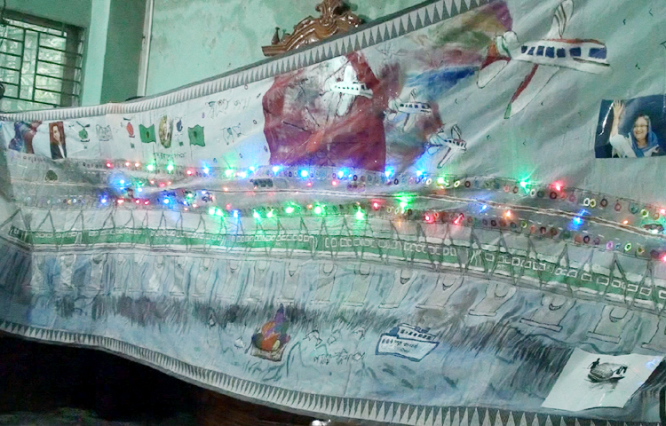 পুঁতি-সুতা আর হাতের কারিশমায় শাড়িতে ফুটিয়ে তোলা হয়েছে পদ্মা সেতু। সেই শাড়িতে আছে লাইটিংও। এক মাসের কঠোর পরিশ্রমে শাড়িতে পদ্মা সেতু ফুটিয়ে তোলার চেষ্টা করেছেন নেত্রকোনার মাস্টার্স পড়ুয়া শিক্ষার্থী ইসরাত কলি। ছবি: এইচ এম কামাল