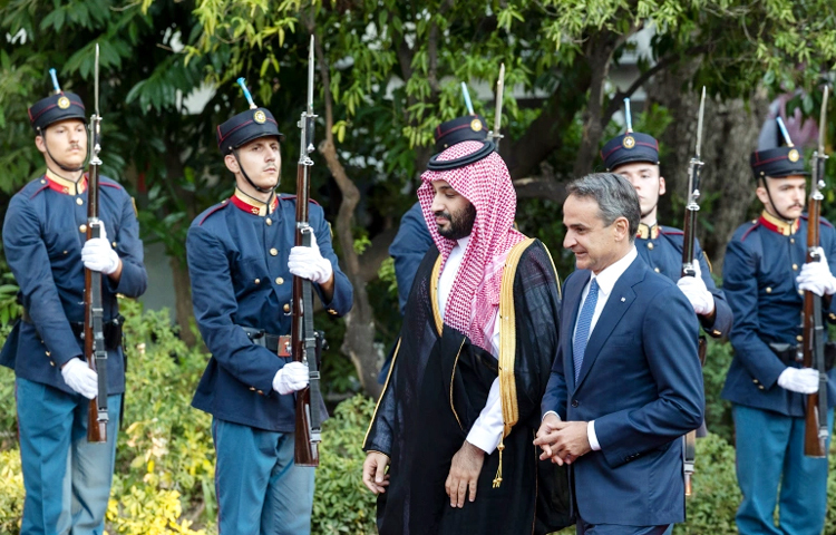 গ্রিস ও সৌদি আরবের মধ্যে নবায়নযোগ্য জ্বালানির একটি চুক্তি সই হতে যাচ্ছে। একই সঙ্গে দেশ দুটির মধ্যে বিনিয়োগ ও নিরাপত্তা ইস্যুতেও আলোচনার কথা জানিয়েছেন সৌদি ক্রাউন প্রিন্স মোহাম্মদ বিন সালমান। ছবি: সংগৃহীত