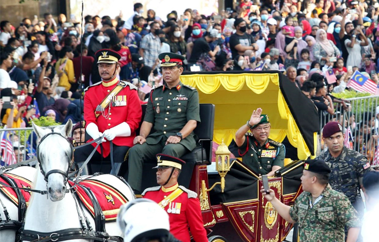 মালয়েশিয়ার ৬৫তম স্বাধীনতা দিবস উদযাপন করা হয়েছে। জাতীয় দিবসে ভোর থেকে মানুষের ঢল নেমেছিল। মালয়েশিয়ার ইতিহাসে শ্রেষ্ঠতম গৌরবের দিন এটি। ছবি: সংগৃহীত
