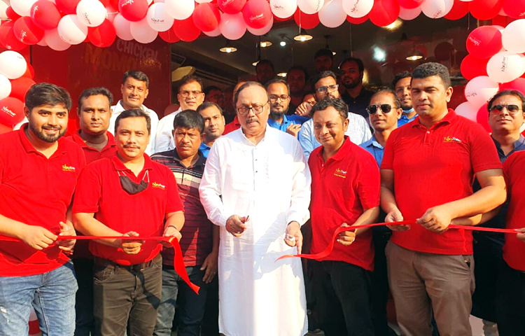 সম্প্রতি দেশের জনপ্রিয় ফাস্ট ফুড রিটেইল ব্র্যান্ড ‘টেস্টি ট্রিট’র চারটি শোরুম উদ্বোধন করেন রাজশাহী সিটি করপোরেশনের মেয়র এ এইচ এম খায়রুজ্জামান লিটন। ছবি: জাগো নিউজ