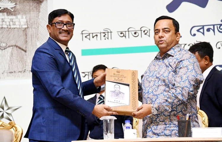 পুলিশের মহাপরিদর্শক (আইজিপি) ড. বেনজীর আহমেদকে অবসরজনিত বিদায় সংবর্ধনা দিতে এক অনুষ্ঠানের আয়োজন করে ঢাকা মেট্রোপলিটন পুলিশ (ডিএমপি)। এতে সভাপতিত্ব করেন ডিএমপি কমিশনার মোহা. শফিকুল ইসলাম। ছবি: জাগো নিউজ